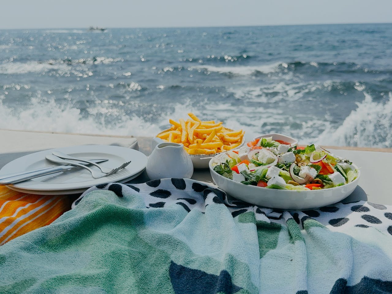 oceanfront-dining-experience-with-fresh-cuisine-32551972